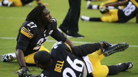Steelers' Ex-RB LeGarrette Blount Blasted As 'Cancer' But He Refutes Ex-Teammates False Comments (Steelers News)